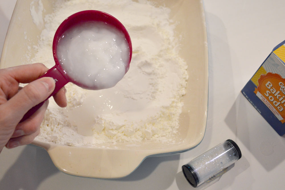 easily make play snow with baking soda and hair conditioner