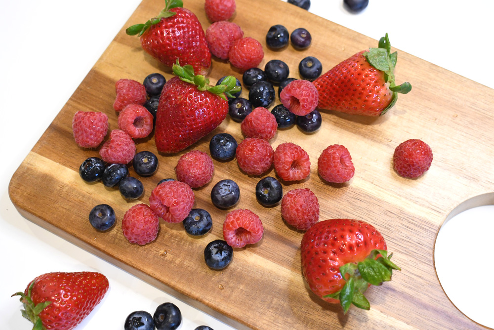 Preserve fresh berries longer with DIY vinegar fruit wash
