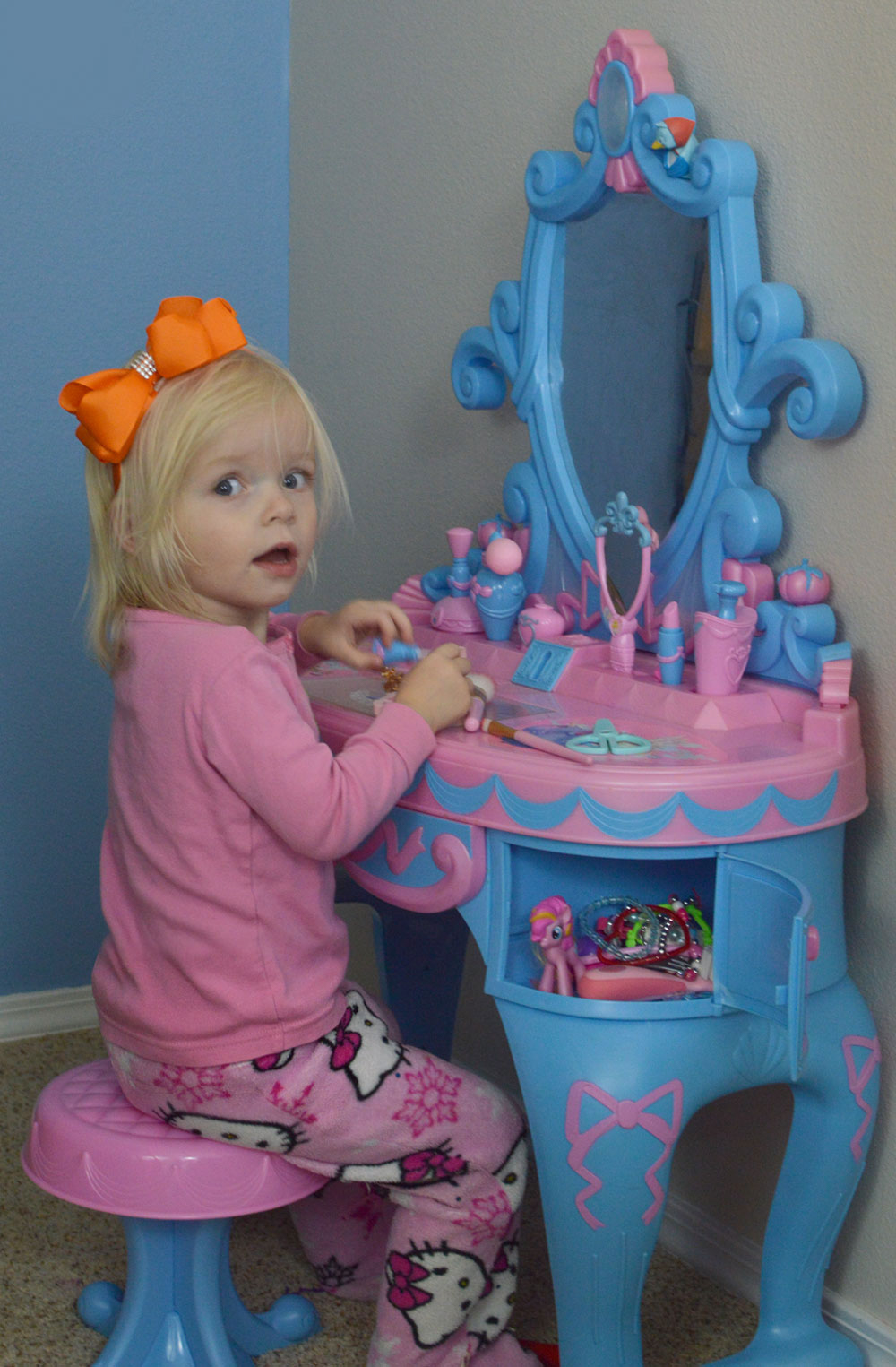 toddler girls vanity play space with makeup