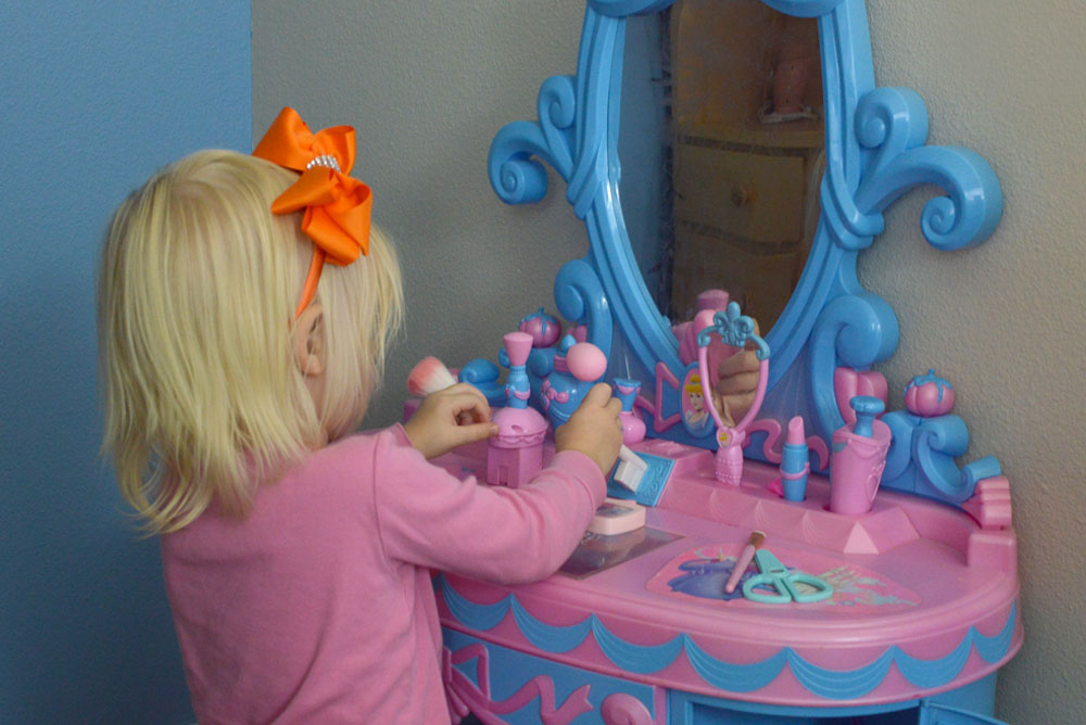girls toddler play vanity with makeup