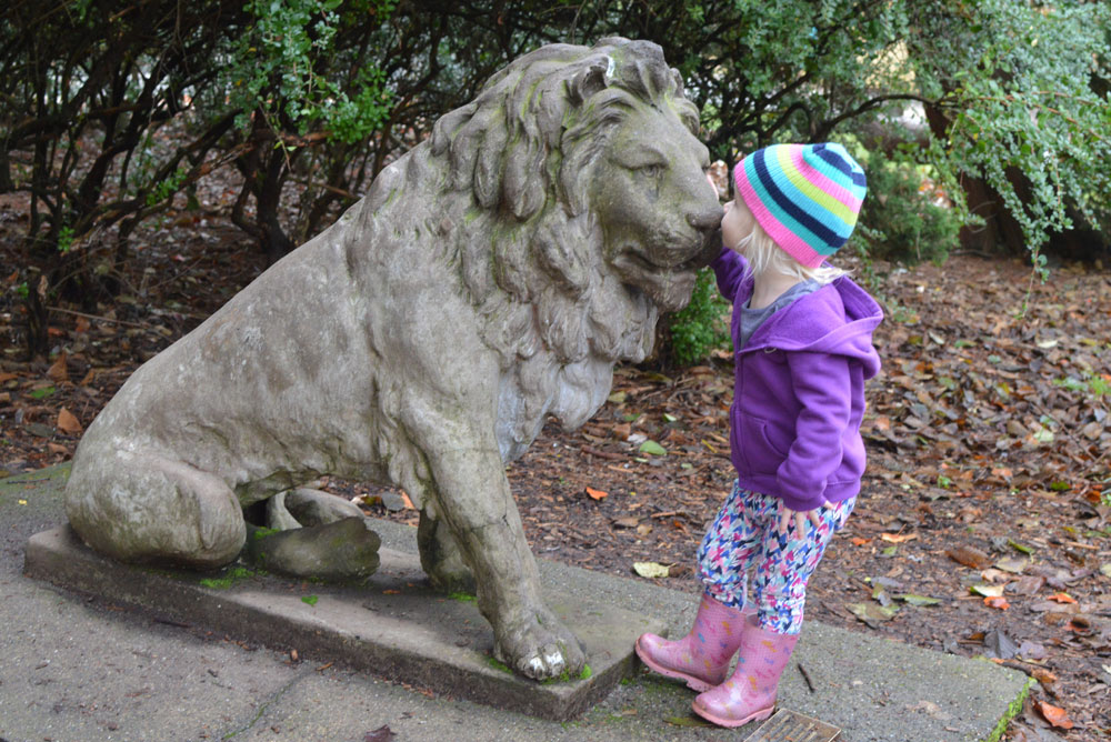 Family Day at the Seattle Woodland Park Zoo stone lion - Mommy Scene