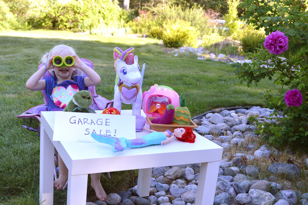 Kids having a garage sale to sell toys - Mommy Scene