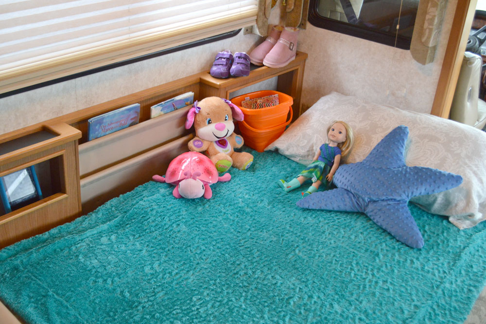 Kids can sleep in their own beds in a RV motorhome - Traveling with Kids