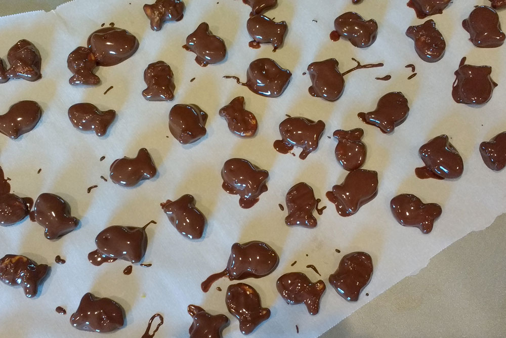 Let your chocolate covered goldfish crackers dry - Mommy Scene