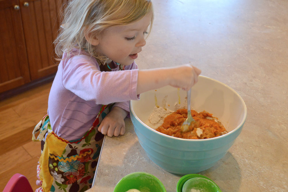 Easy pumpkin muffins to make with kids - Mommy Scene