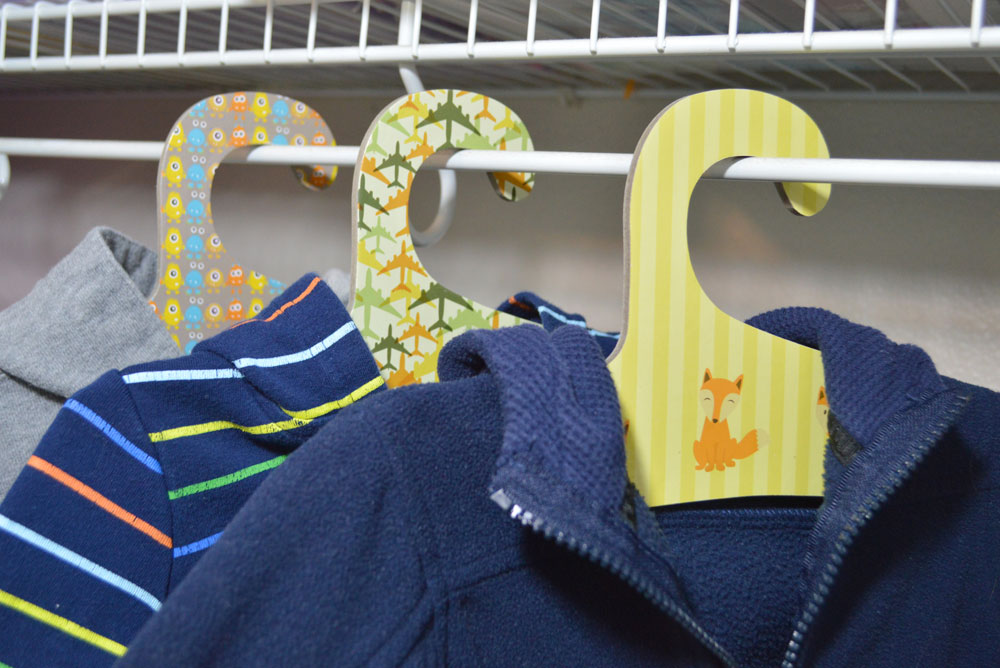 How to organize kids' clothing with changing sizes and Little Dundi recycled hangers - Mommy Scene