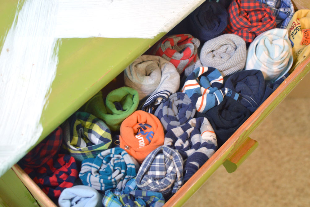 How to organize kids' clothes and organize dresser drawers - Mommy Scene