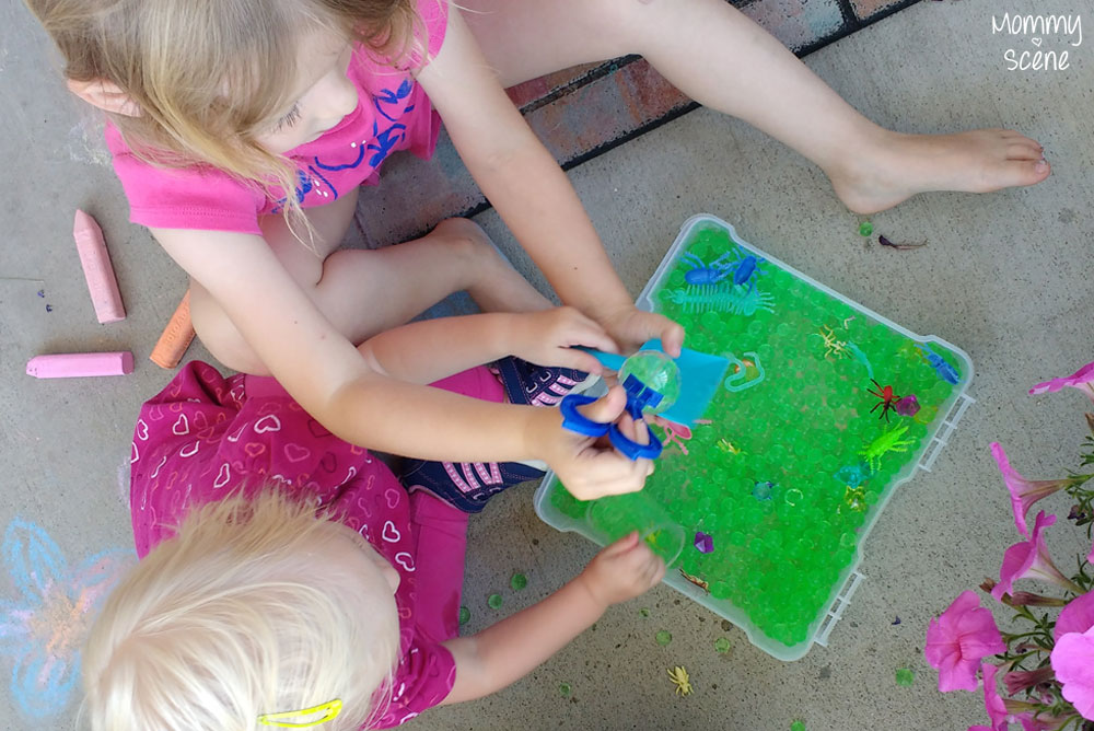 Kids activities with sensory water beads - Mommy Scene