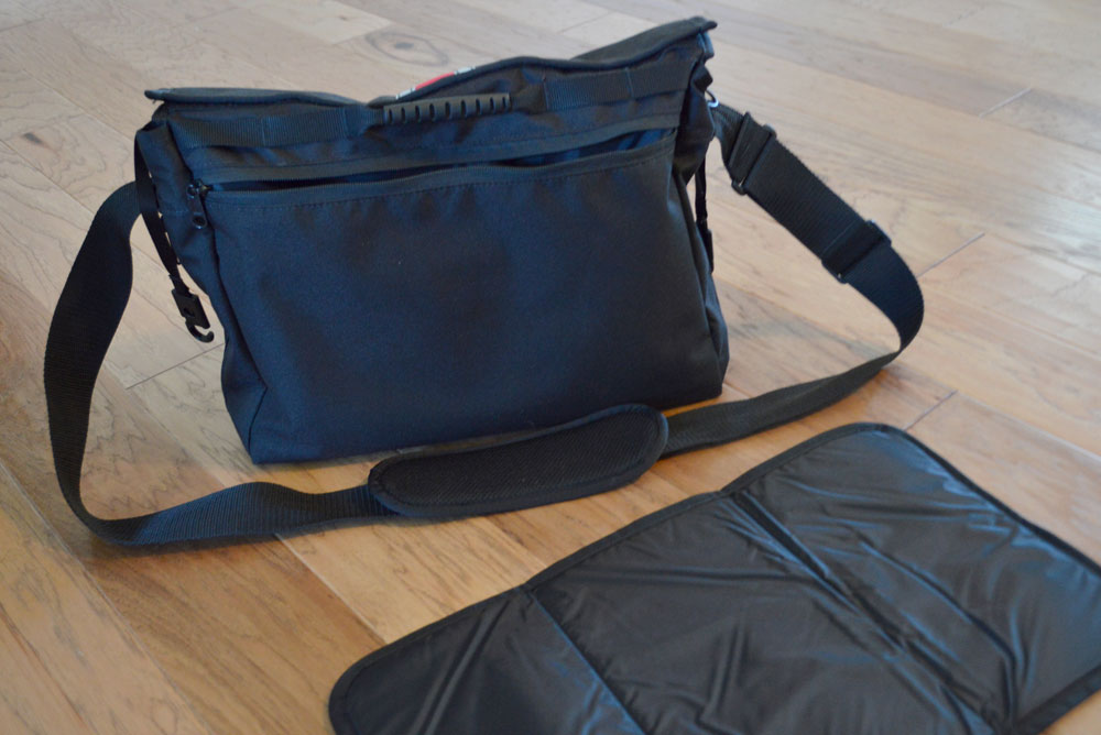 DadGear Messenger Bag had a portable pad - Mommy Scene review