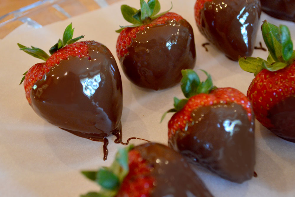 Easy Chocolate Covered Strawberries - Mommy Scene