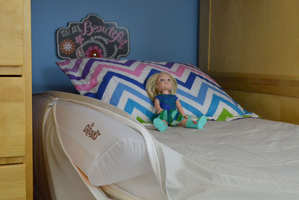 Kids mermaid room with bunkbeds and The Shrunks inflatable bed rail - Mommy Scene