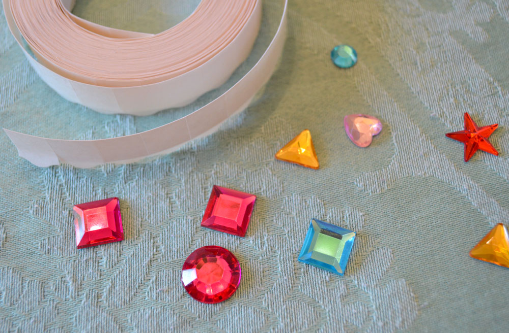 Make homemade sticker jewels - Mommy Scene