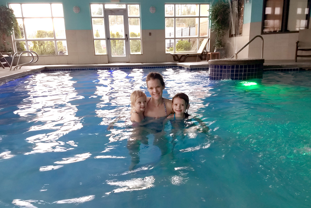 Comfort Suites Tukwila pool and hot tub