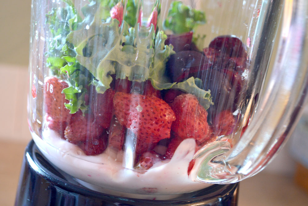 Healthy berry and kale smoothie - Mommy Scene
