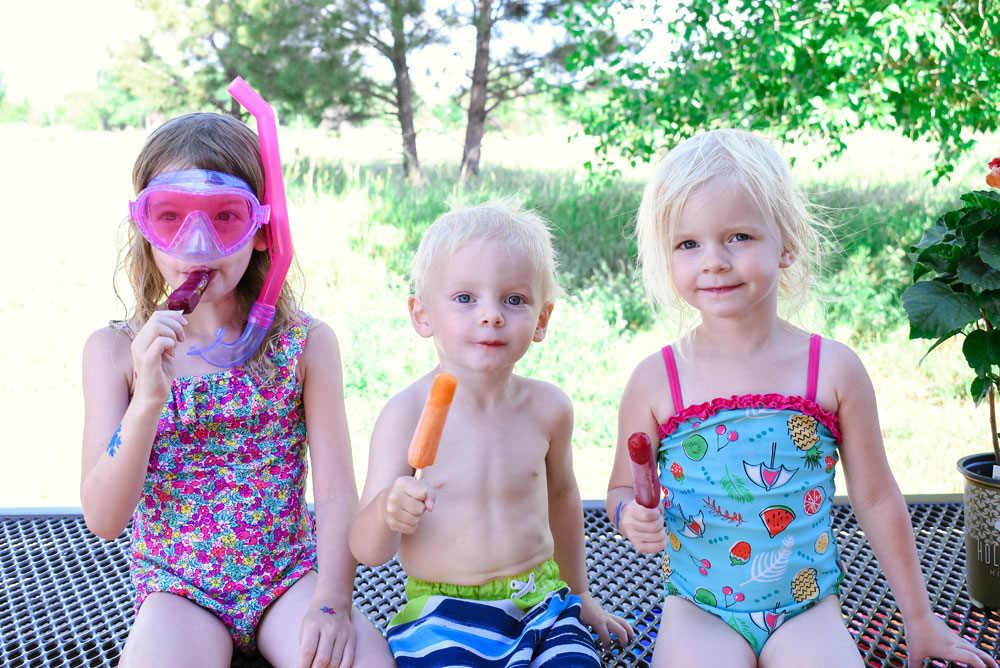 Fun summer activities for kids, water toys and popsicles