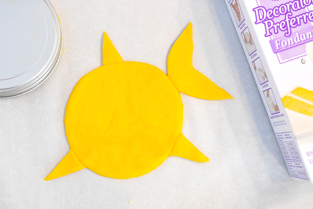DIY baby shark birthday cake fondant character