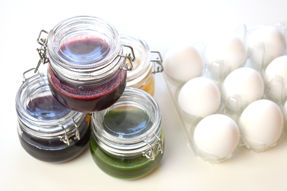 How to color eggs using natural food dyes