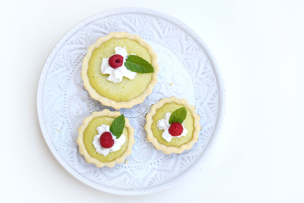 Easy and delicious key lime tarts with raspberries