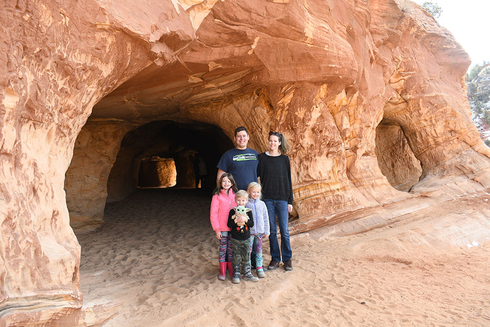Family hike Moqui Caverns in Utah