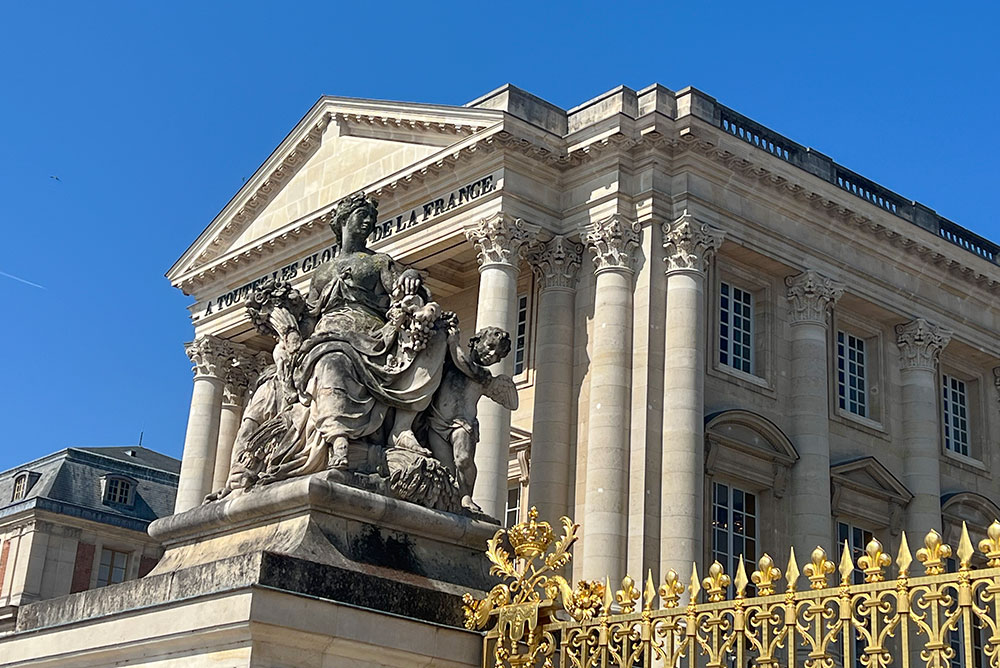 Entrance to the palace of Versailles 