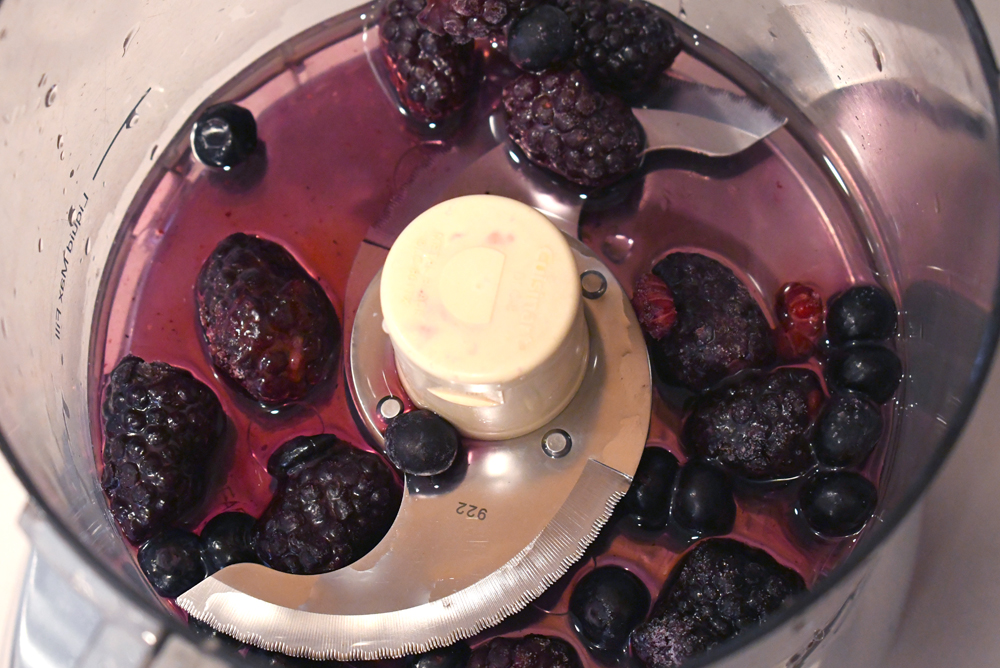 make natural blue food coloring with berries