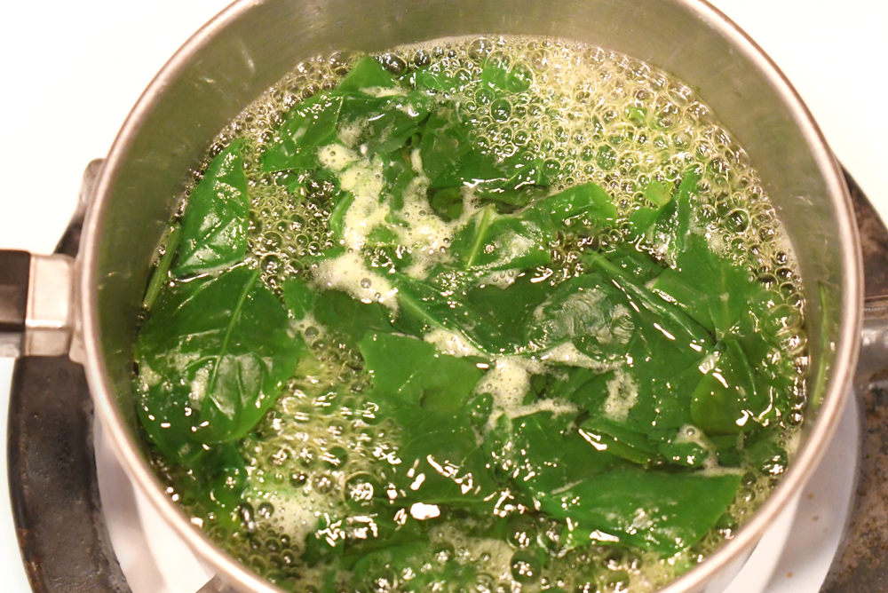 make natural green food coloring using spinach