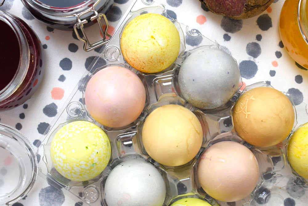 creative kids project dye eggs using natural food coloring