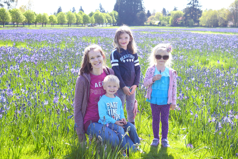 Salem Oregon field of flowers with kids