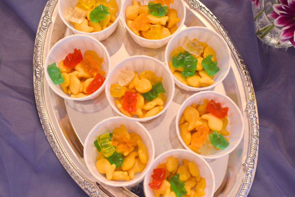 toddler birthday party ideas snack cups gold fish and gummy bears