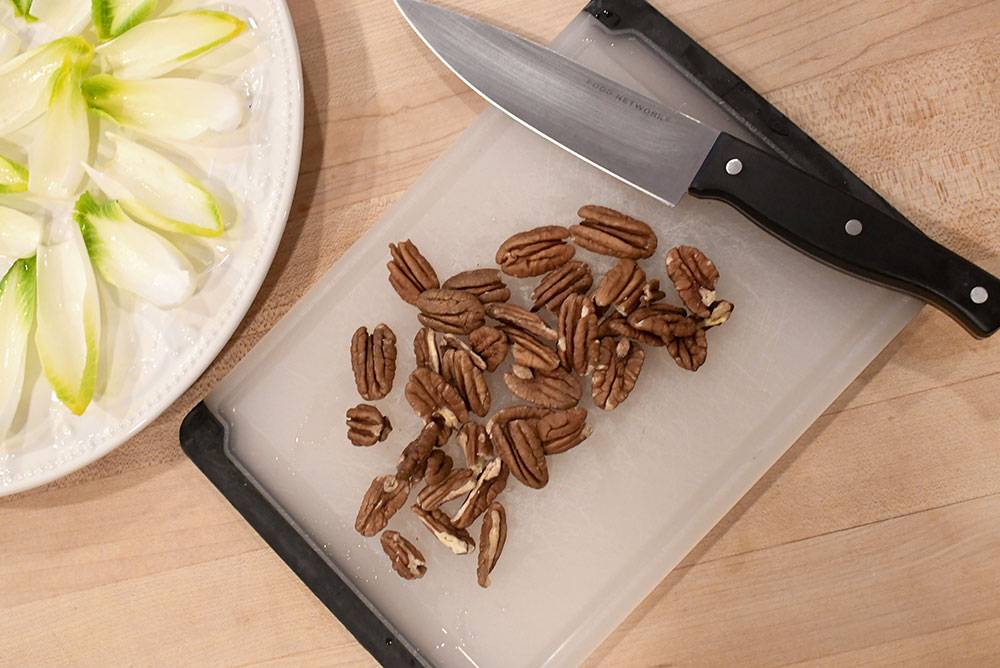 endive appetizers with blue cheese with pecans