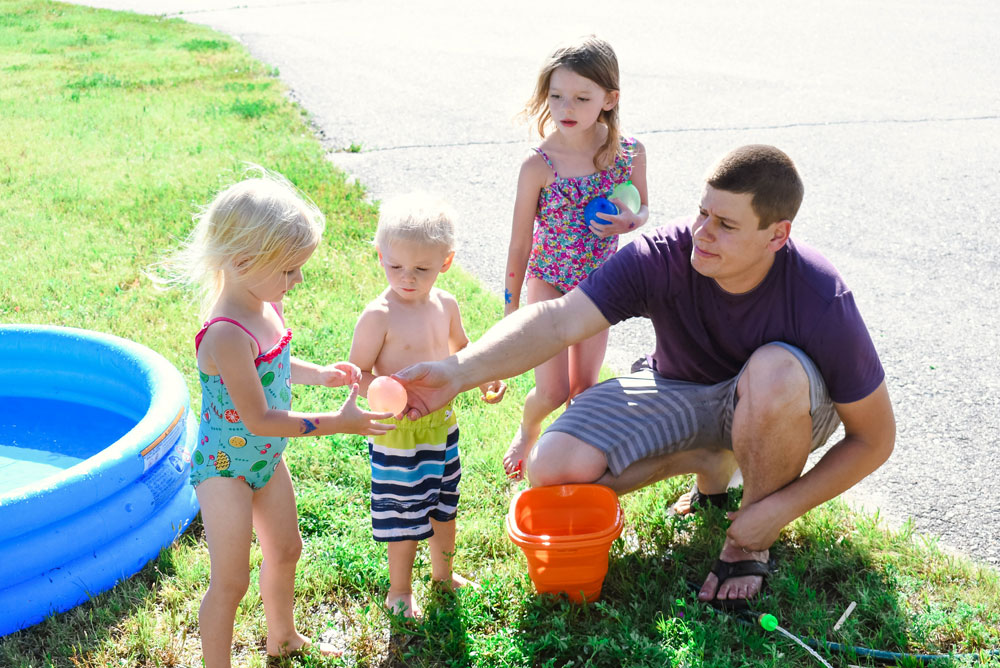 water balloons screen-free kids activities